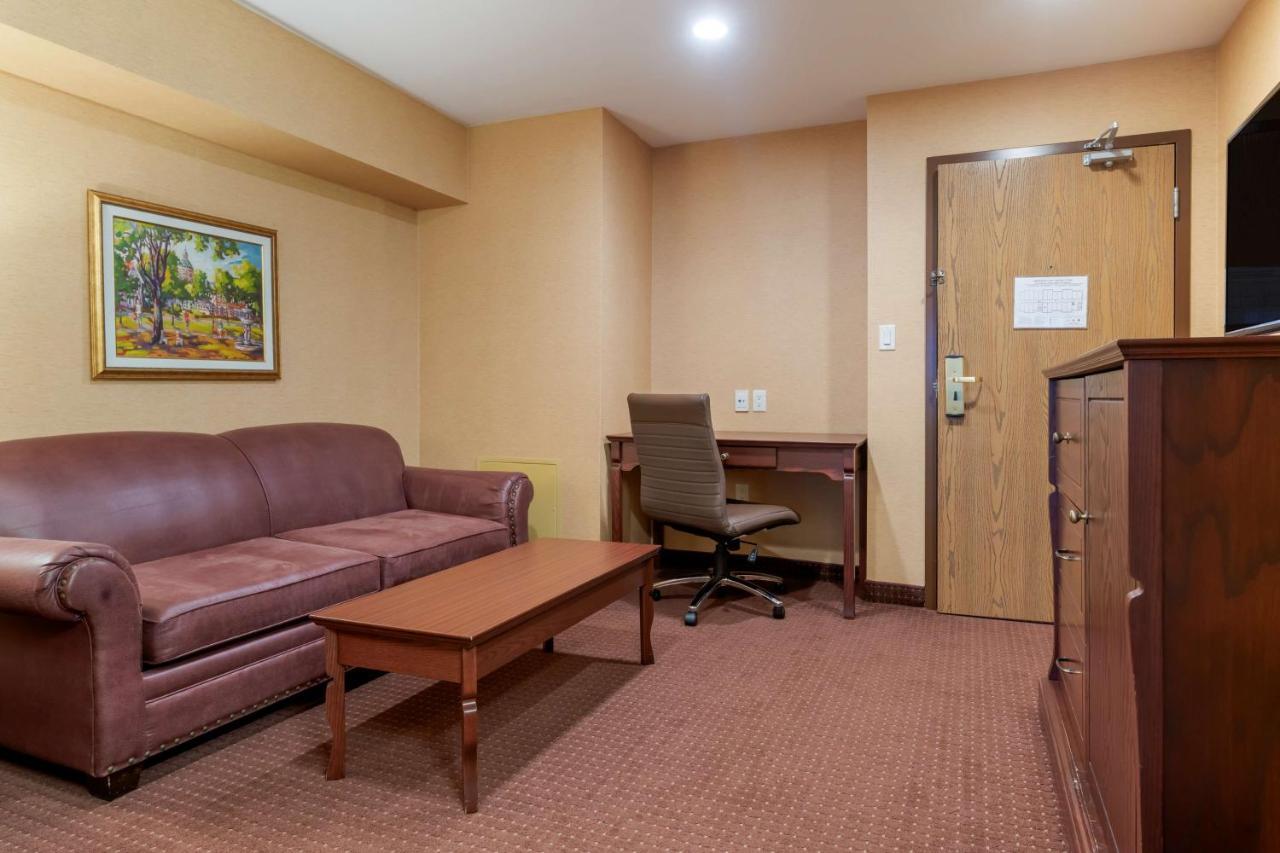 Best Western Plus Fredericton Hotel & Suites Esterno foto